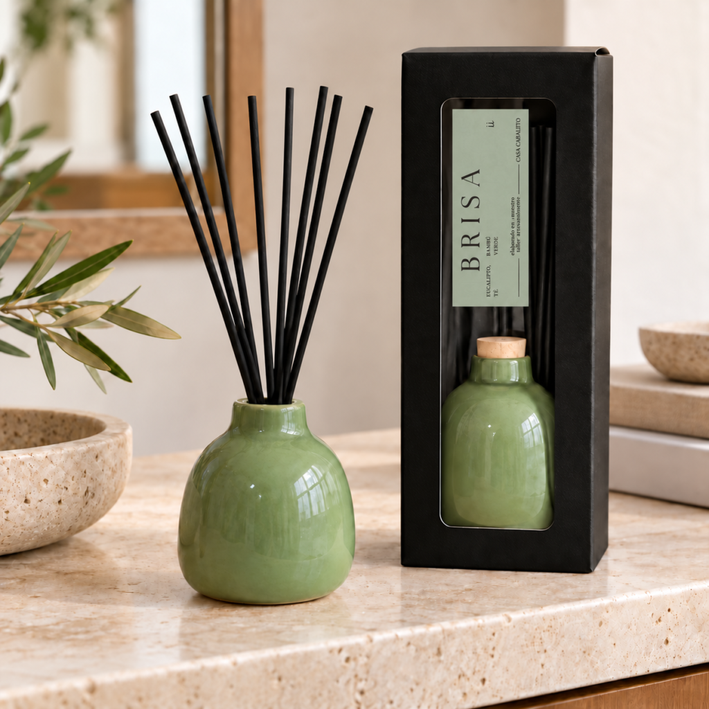 Difusor mikado Brisa de cerámica artesanal con varillas y caja negra etiquetada