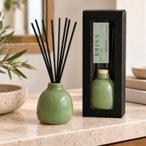 Difusor mikado Brisa de cerámica artesanal con varillas y caja negra etiquetada