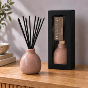 Difusor mikado Oráculo de cerámica artesanal con varillas y caja negra etiquetada