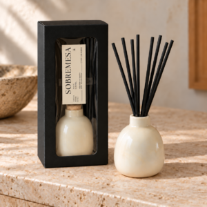 Difusor mikado Sobremesa de cerámica artesanal con varillas y caja negra etiquetada